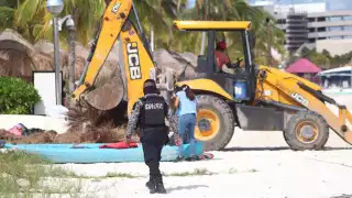 Con grúas, las autoridades policiacas desmantelaron galeras que se encontraban dentro de Playa Langosta en Cancún