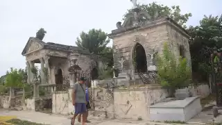 Los visitantes aseguran tener miedo de pasar cerca de mausoleos con grandes estatuas por miedo a que se derrumben