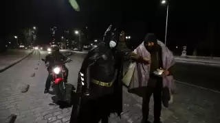 VIDEO: Batman chileno combate el hambre en las calles de Santiago