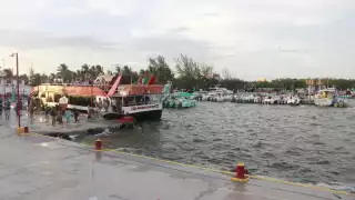Debido a la falta de una red de drenaje pluvial, las lluvias convierten a la isla en una gran laguna, donde cruzar las calles se convierte en toda una aventura.