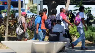 La explanada de Plaza Las Tiendas de Cancún se convirtió en un lugar donde personas sin empleo esperan que alguien los contrate