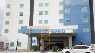 Tanto en las inmediaciones del Siglo XXI, como en la Avenida Colón, Paseo Montejo y la zona Centro, se puede ver un ir y venir de trabajadores que alistan los inmuebles