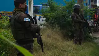 Soldados guatemaltecos armados resguardan la frontera con México