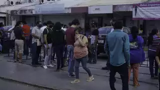 Largas filas de ciudadanos se formaban a las afueras de los módulos del órgano electoral