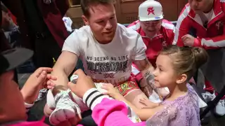 Canelo Álvarez hizo un gran show mexicano en su entrada a su pelea contra el ruso Bivol