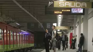 Usuarios esperan un tren en la Línea 12 del Metro