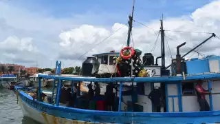 Los buzos prepararon sus equipos con compresores y mangueras