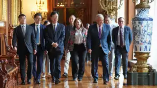 AMLO recibió al director general de Samsung en Palacio Nacional