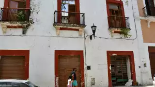 Hace unos días una fracción considerable de fachada cayó drásticamente en la vía pública, lo que causó asombro y temor entre los ciudadanos que pasaban