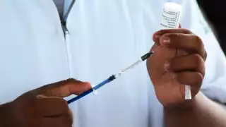 El médico señaló que se puede recibir la vacuna de la influenza una vez que pase un tiempo de haber sido inoculado contra el COVID