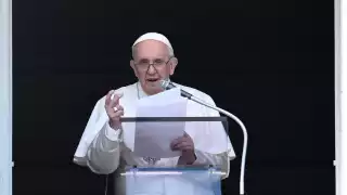 El papa Francisco pidió a los padres que acompañen y no condenen a un hijo que tiene diferente orientación sexual