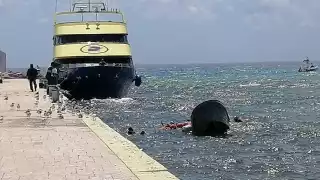 Elementos de la Semar y personal de Ultramar colaboraron en el rescate de los tripulantes de la embarcación hundida en Playa del Carmen