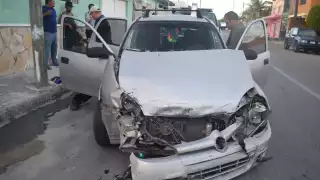 Se registraron graves daños materiales, mientras que los conductores resultaron ilesos