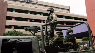 Elementos de la Sedena resguardan el hospital en donde se encuentra internado Emilio Lozoya (Reuters)