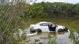 El auto presentó graves daños materiales después de caer en la ciénega