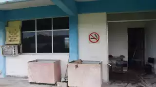 Depósitos de plástico utilizados como tinas de rehabilitación, falta de tubería y de higiene son algunas de las carencias en el lugar