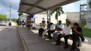 Empleados del sector restaurantero salen a las 23:00 horas y se ven obligados a buscar otras opciones de transporte