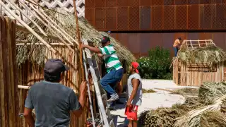 Los trabajadores, que llegaron desde el lunes, construirán 14 réplicas de viviendas tradicionales en las instalaciones del Centro de Convenciones Siglo XXI