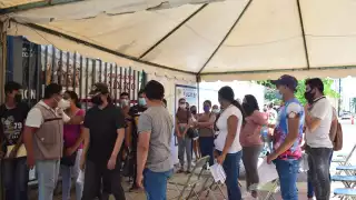 Algunos jóvenes presentaron síntomas leves como calentura y dolor de brazo