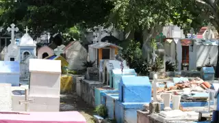 Una vez sacados los restos mortales de familias morosas, las tumbas en el Panteón Municipal de Cancún se reutilizan para otros difuntos