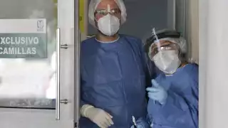 El personal de salud se ha mantenido trabajando sin descansar desde hace un años.