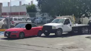 El coche del fallecido quedó sobre la avenida Xcalacoco en Playa del Carmen luego de que fuese asesinado a tiros