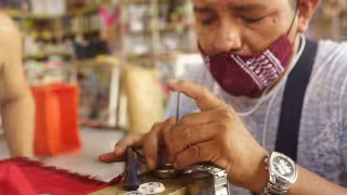 Ambos artesanos mantienen la labor de relojería junto al trabajo con las piezas numismáticas