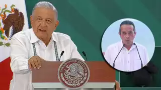 Carlos Joaquín observó a los presentes en la conferencia matutina de AMLO luego de que el Presidente de México lanzara la pregunta sobre su desempeño como Gobernador de Quintana Roo