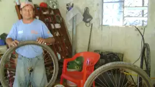 Miguel Martínez se encuentra actualmente con su viejo negocio en un taller mecánico en Peto