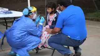 Un colectivo de galenos pidió a las autoridades vacunar a los menores para protegerlos