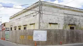 El histórico inmueble, otrora orgullo de la sociedad del puerto está tapiado por maderas