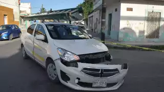 La motociclista fue trasladada a un hospital debido a que sangraba de la cabeza