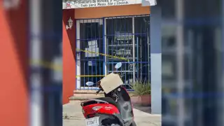 Los elementos policiacos de Cozumel acordonaron la entrada del negocio donde se registró el robo, para las indagatorias correspondientes