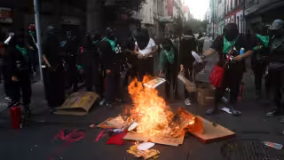 Captan a feministas golpeando a un adulto mayor: VIDEO