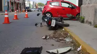 El motociclista presentó una herida en la pierna, por lo que fue atendido por paramédicos