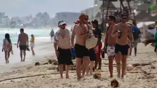 Algunos turistas incumplían la recomendación y entraban a nadar, otros, caminaban por la playa de Cancún