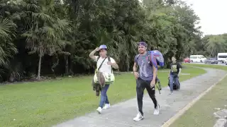 El costo de un taxi del AIC hasta el centro es muy caro por eso prefirieron caminar