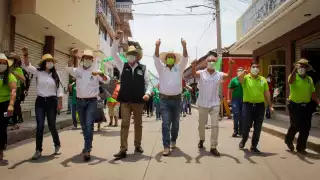 Antonio Magaña de la Mora desfila por aguililla, Michoacán