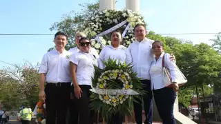 La ofrenda por el Día del Maestro fue colocada en la avenida Reforma de Mérida
