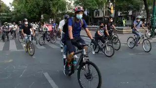 Ciclistas sobre una avenida de la Ciudad de México