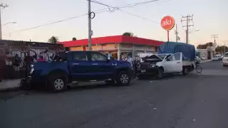 Autoridades de la dirección de tránsito llegaron al lugar para hacer el deslinde de responsabilidades