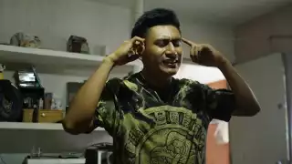 “La adicción se aferra, la vida no prospera, en el asfalto podrido en forma de esfera, que alumbran calaveras”, dijo en una de sus composiciones