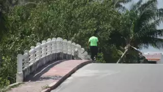 Este es el puente que se ha convertido en basurero en Pok Ta Pok