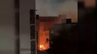 Las llamas del incendio de la palapa alertaron a los huéspedes del hotel de Playa del Carmen para salir del inmueble