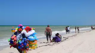 Bañistas no pierden la oportunidad de visitar las playas del puerto