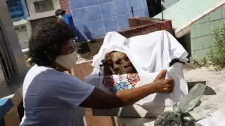 Cada año, en el cementerio, desde temprano acuden los pobladores a realizar la tradicional “limpieza de los santos restos”.