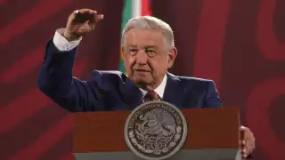 AMLO recibe Premio del Día Mundial sin Tabaco de la OMS
