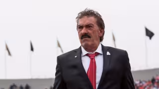 ¿Cuánto cobra Ricardo La Volpe por dirigir a los Pumas?
