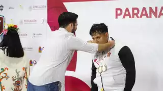 Presea de oro y bronce en la disciplina parapowerlifting