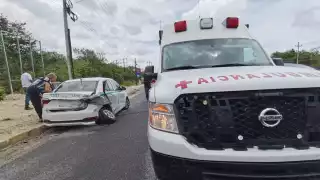 Uno de los choferes de taxi se negó a ser trasladado a un hospital en Playa del Carmen tras el choque, permaneciendo en el lugar